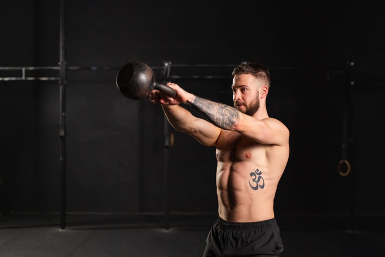 Jak správně provádět kettlebell swing